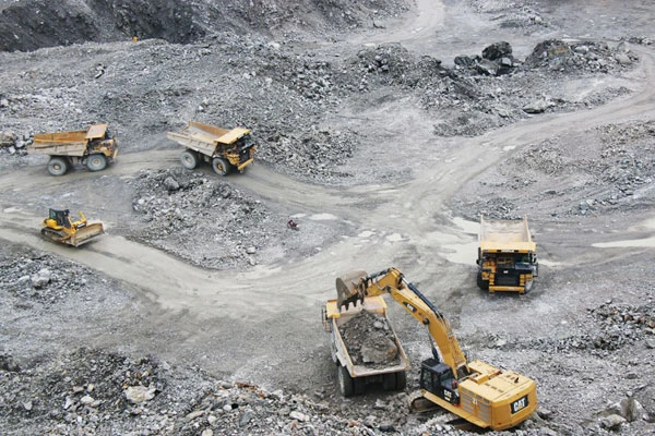 Sản xuất tại khai trường lộ thiên Chi nhánh Mỏ tuyển đồng Sin Quyền. Bốc xúc quặng thô. Hàng đoàn xe tải nối đuôi nhau chở quặng về nơi tập kết. Quang cảnh khai trường lộ thiên. Quặng thô được đưa về nhà máy tuyển qua băng tải. Các kỹ sư, công nhân vào ca với khí thế phấn khởi và quyết tâm. Dây chuyền tuyển quặng hoạt động cả ngày lẫn đêm.