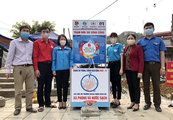Bắc Hà: Lắp đặt 2 trạm rửa tay công cộng sử dụng cần đạp ảnh 1