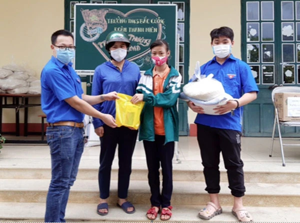 Trao gạo và thiết bị học trực tuyến cho học sinh có hoàn cảnh khó khăn của trường.