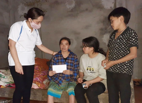 Tặng quà hỗ trợ gia đình em Thào Thị Chênh, học sinh lớp 11, xã Bản Phố.