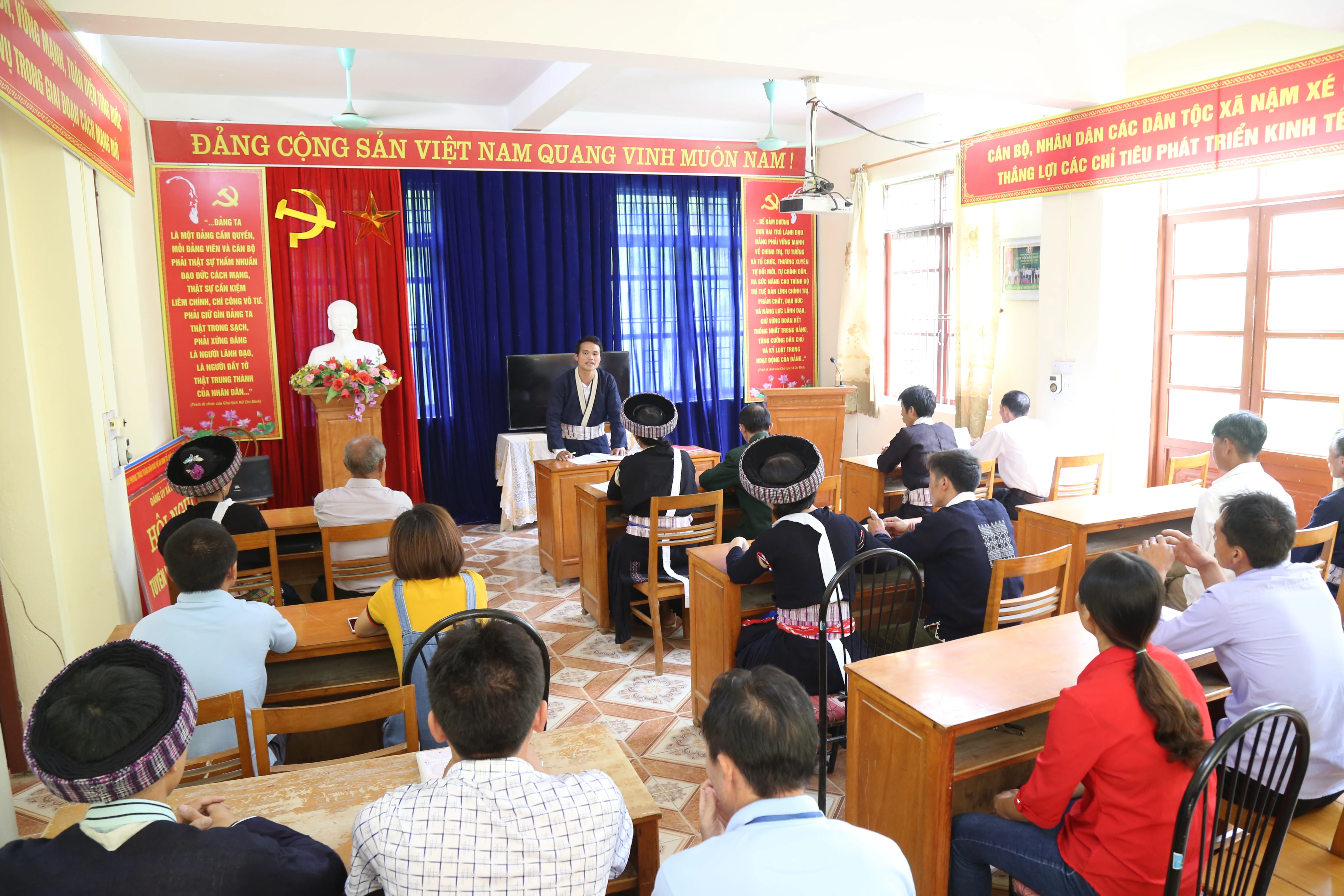 Một buổi họp Chi bộ thôn Tu Thượng, xã Nậm Xé (Văn Bàn), với trên 90% đảng viên là người Mông xanh. Một buổi họp Chi bộ thôn Tu Thượng, xã Nậm Xé (Văn Bàn), với trên 90% đảng viên là người Mông xanh.