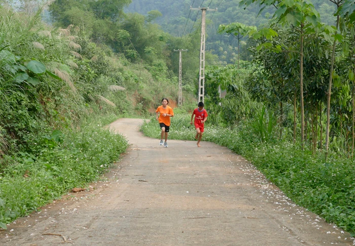Hai chị em VĐV xe đạp địa hình Bàn Thị May chạy bộ mỗi ngày để rèn thể lực.