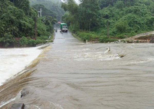 Ngầm tràn Văn Sơn bị chia cắt mỗi khi có lũ.