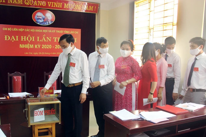 Các đảng viên bỏ phiếu bầu Chi ủy Chi bộ khóa mới.