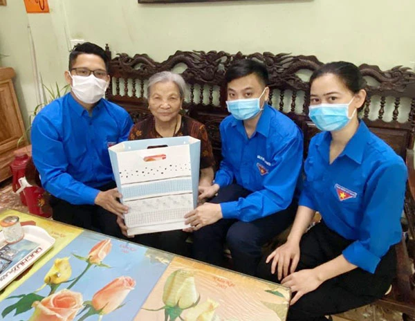Tặng quà cho cụ Định Thị Tâm (vợ Liệt sĩ Vũ Văn Ngọc).