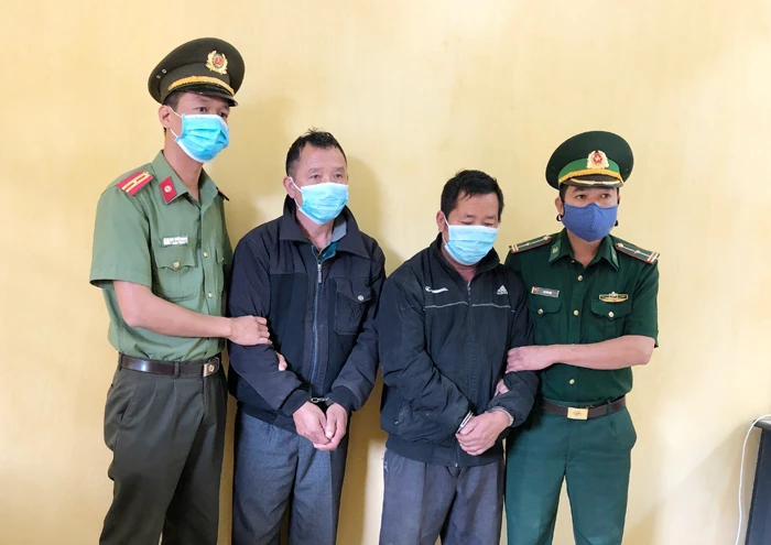 Hai đối tượng Giàng Seo Nhờ và Giàng A Xủ bị lực lượng chức năng khởi tố và bắt tạm giam.