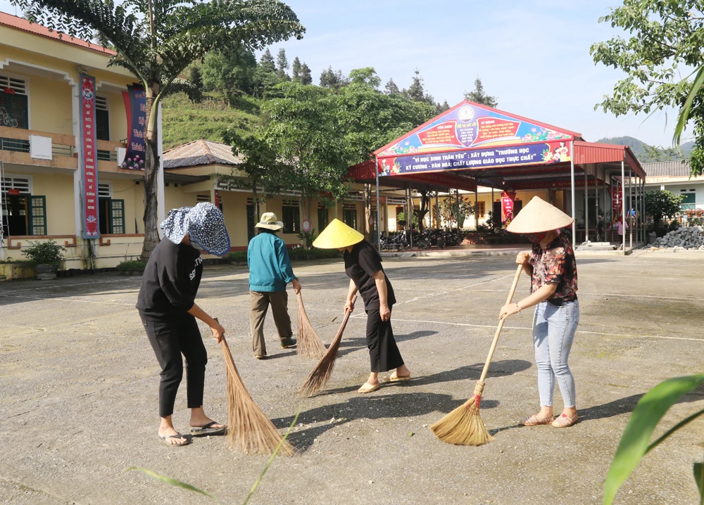 Các cô giáo Trường PTDT bán trú THCS Nậm Mòn (Bắc Hà) khẩn trương quét dọn sân trường sạch sẽ để đón học sinh trở lại. Giáo viên chung tay xử lý vị trí sạt lở gần khu nhà ăn của học sinh bán trú. Công tác vệ sinh lớp học, bàn ghế được các trường học quan tâm. Các trường học đều chuẩn bị đầy đủ nước rửa tay diệt khuẩn, xà phòng, vật tư y tế sẵn sàng cho công tác phòng, chống dịch Covid-19. Kê lại bàn ghế tại nhà ăn đảm bảo việc giãn cách học sinh. Chăn, chiếu của học sinh nội trú được giặt và phơi nắng sau một thời gian không được sử dụng. Trường THPT số 1 thành phố Lào Cai khẩn trương lắp đặt hệ thống khử khuẩn toàn thân tại cổng trường. Giáo viên Trường THPT số 2 Bảo Yên đến thôn, bản thăm học sinh có hoàn cảnh khó khăn và vận động học sinh ra lớp. Giáo viên trực tiếp giao bài cho học sinh vùng cao không có điều kiện học trực tuyến và thông báo lịch học cho học sinh. Thầy cô giáo tuyên truyền đến phụ huynh, học sinh các biện pháp phòng, chống dịch bệnh và đi học trở lại đúng thời gian quy định. Trường PTDTBT THCS Phong Niên (Bảo Thắng) phun khử trùng khu vực lớp học. Làm đất trồng rau phục vụ bữa ăn bán trú của học sinh.