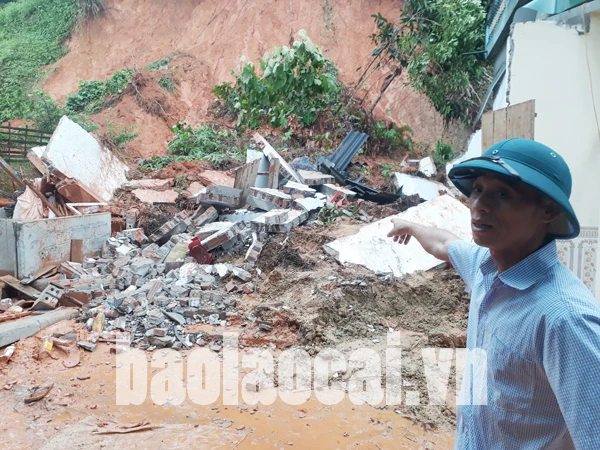 Mưa lũ cuốn trôi một phần đường dẫn vào thôn Làng Pẳn. Người dân Quang Kim dầm mình trong lũ lùa gia cầm. Bùn đất tràn vào nhiều ngôi nhà ở Quang Kim. Nhiều ngôi nhà kiên cố ở Bát Xát bị hư hỏng.