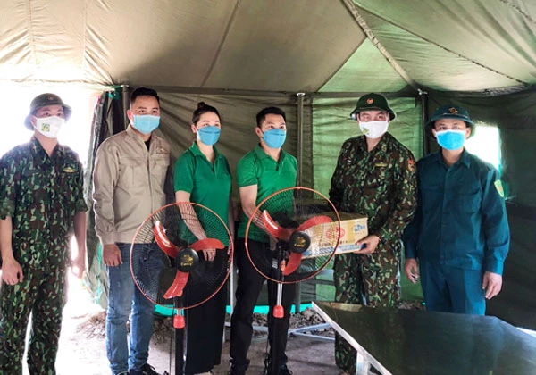 Đoàn trao quà cho các chốt kiểm soát dịch Covid-19 trên tuyến biên giới khu vực cửa khẩu.