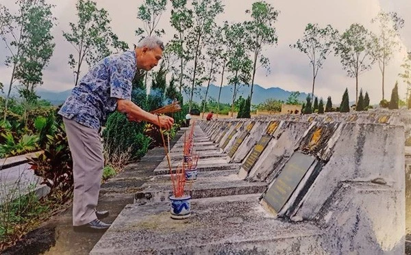 Thiếu tướng Nguyễn Đức Huy tưởng nhớ đồng đội, chiến sĩ của mình ở nghĩa trang liệt sĩ Vị Xuyên, Hà Giang.