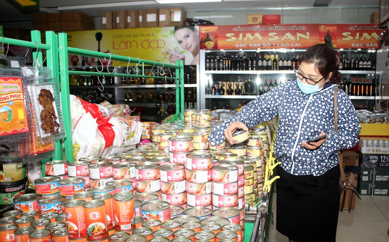 Đồ hộp cũng đã được siêu thị chuẩn bị số lượng lớn.