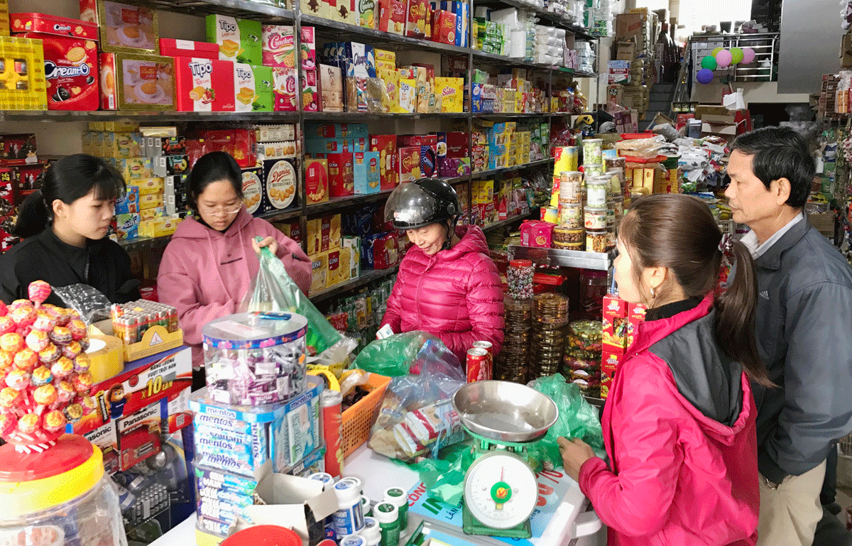 Người dân mua đồ lễ đi lễ đền, chùa đầu năm.