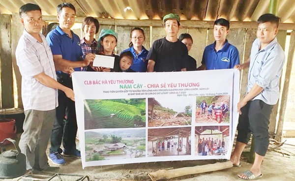 Câu lạc bộ Bắc Hà yêu thương hỗ trợ người dân 18 triệu đồng sửa nhà ảnh 1