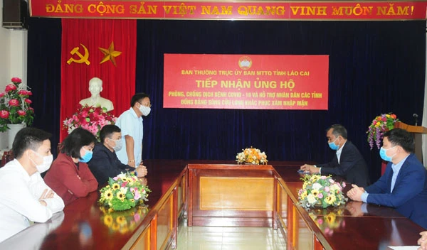 Lãnh đạo Ủy ban MTTQ Việt Nam tỉnh thông tin về công tác tiếp nhận ủng hộ.