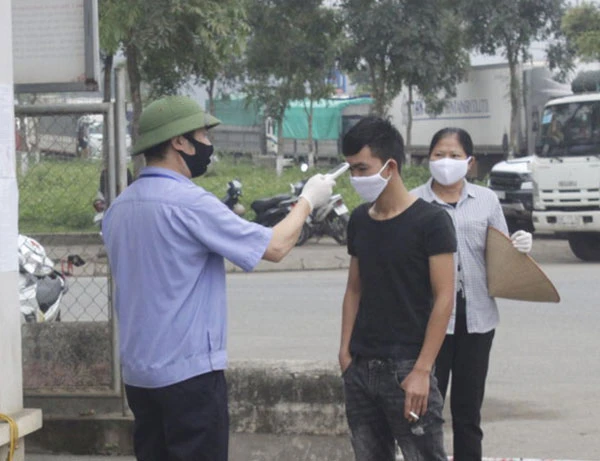 Đo thân nhiệt cho người vào bãi KB1.