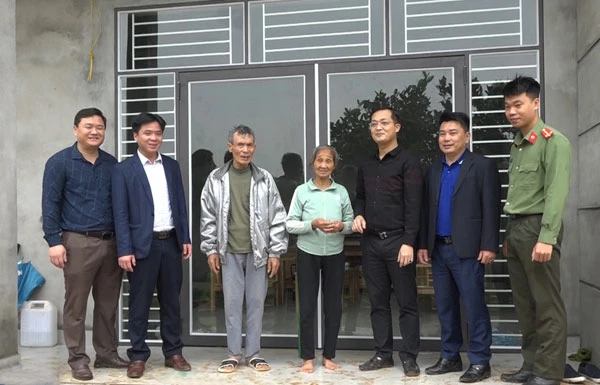 Bàn giao nhà tình nghĩa cho gia đình ông Bùi Văn Bình và bà Nguyễn Thị Cấn.