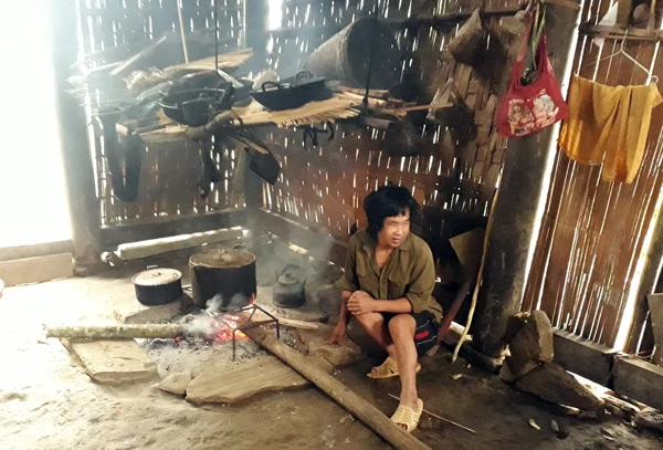 Ông Vả trong căn nhà tạm của gia đình.