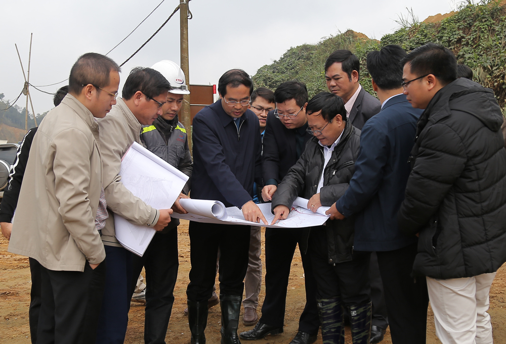 Phó Chủ tịch UBND tỉnh Trịnh Xuân Trường kiểm tra tiến độ gói thầu số 3.