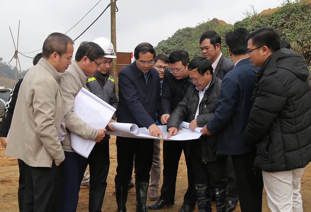 Phó Chủ tịch UBND tỉnh Trịnh Xuân Trường kiểm tra tiến độ gói thầu số 3.