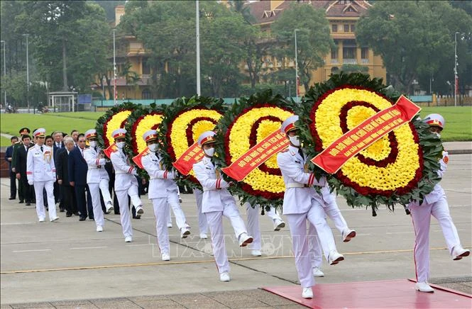 Đoàn đại biểu Lãnh đạo Đảng, Nhà nước vào Lăng viếng Chủ tịch Hồ Chí Minh.