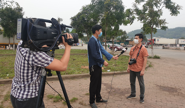Phóng viên Đài Phát thanh - Truyền hình Lào Cai tác nghiệp. Ảnh: Phạm Sơn