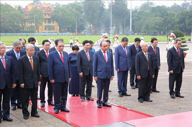 Đoàn đại biểu Lãnh đạo Đảng, Nhà nước đặt vòng hoa và vào Lăng viếng Chủ tịch Hồ Chí Minh.