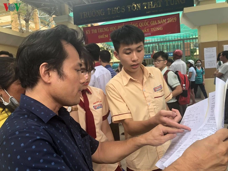 Các thi sinh trao đổi sau kỳ thi THPT quốc gia 2019.