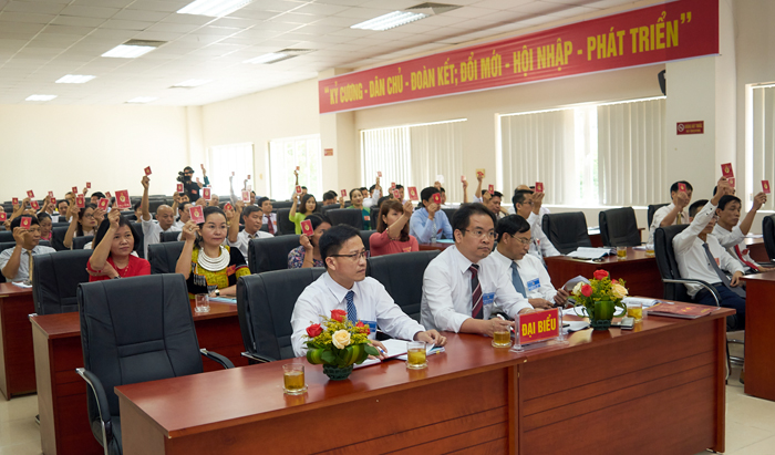 Các đại biểu thông qua Nghị quyết Đại hội. (Ảnh: Phan Hiệp)