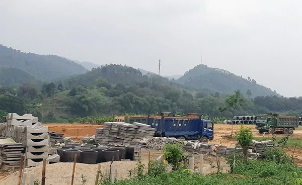Nhà thầu huy động phương tiện thi công.