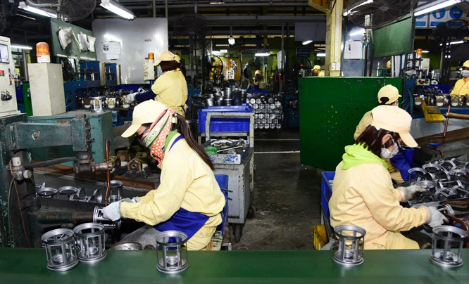 Sản xuất đồ gia dụng tại Công ty cổ phần Kim khí Thăng Long (Khu công nghiệp Sài Đồng, quận Long Biên). Ảnh: Nhật Nam