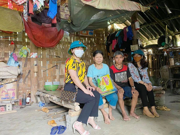 Thăm và tặng quà gia đình ông bà Phan Ngọc Ánh.