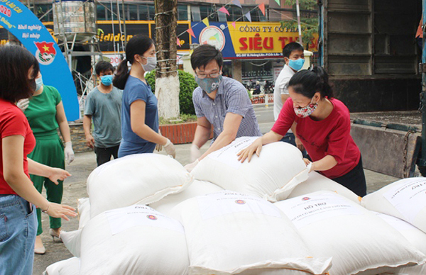 Toàn bộ số gạo được bàn giao cho Trường THPT số 1 TP Lào Cai để phát miễn phí cho người dân.