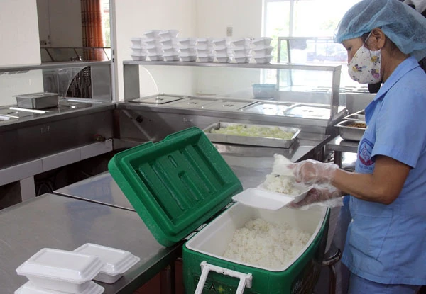 Những bữa cơm cho người cách ly luôn đầy đủ dinh dưỡng và đảm bảo an toàn vệ sinh thực phẩm.