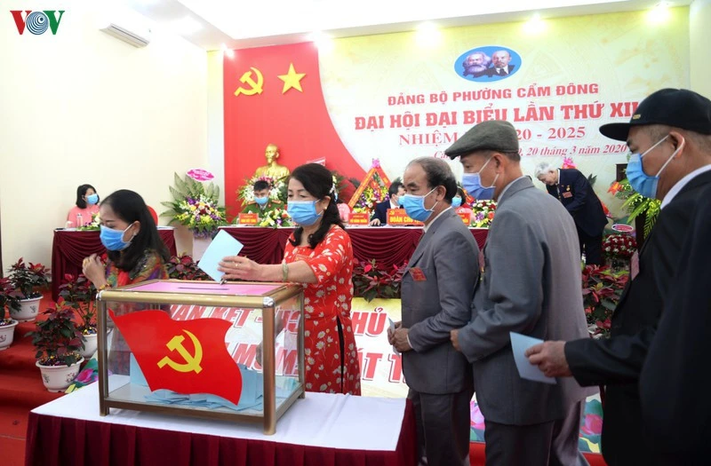 Các đại biểu Đại hội phường Cẩm Đông (TP Cẩm Phả) bỏ phiếu bầu trực tiếp Bí thư Đảng ủy phường khóa mới.
