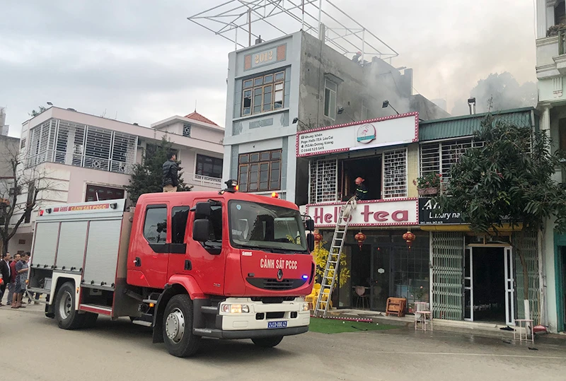 Luyện thể lực để có đủ sức khỏe hoàn thành nhiệm vụ được giao. Một buổi diễn tập công tác phòng cháy, chữa cháy và cứu nạn, cứu hộ quy mô lớn. Rèn luyện kỹ năng dập đám cháy một cách hiệu quả nhất. Khi xảy ra vụ hỏa hoạn, các chiến sỹ cứu hộ luôn là những người dũng cảm, vượt qua hiểm nguy để tìm kiếm, cứu hộ nạn nhân. Luôn đến kịp thời khi hỏa hoạn xảy ra. Đối mặt với “giặc lửa”. Dù trong điều kiện thời tiết nào, các chiến sỹ cứu hộ vẫn dũng cảm hoàn thành nhiệm vụ. Có mặt kịp thời khi xảy ra lũ lụt để cứu hộ, cứu nạn. Cứu người dân bị lũ cuốn. Giúp nhân dân xã Phìn Ngan (Bát Xát) dựng lại nhà trong trận lũ lịch sử năm 2016.