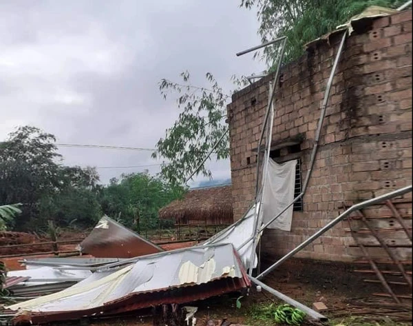 Mưa lớn, dông lốc ngày 23/4 làm nhiều nhà dân bị tốc mái, hư hỏng nặng. Ảnh PV