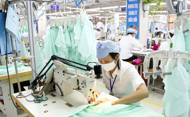 Chính phủ cùng các bộ, ngành sẽ có nhiều giải pháp giúp đỡ các doanh nghiệp vượt qua khó khăn nhằm phục hồi sản xuất. Trong ảnh: Sản xuất hàng may mặc xuất khẩu tại Tổng công ty May 10. Ảnh: Nhật Nam