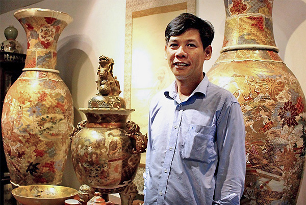 Nhà sưu tầm Đào Trần Quốc Chương bên cặp lộc bình bằng gốm Satsuma duy nhất trên thế giới. Nhà sưu tầm Đào Trần Quốc Chương bên cặp lộc bình bằng gốm Satsuma duy nhất trên thế giới.