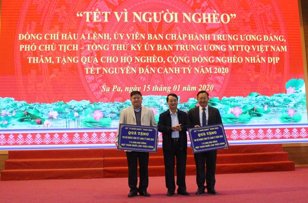 Trao tặng 200 suất quà hỗ trợ người nghèo tỉnh Lào Cai và thị xã Sa Pa.