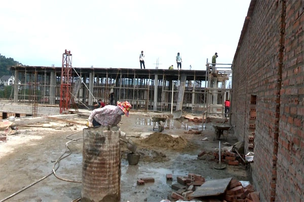 Công nhân hoàn thiện tầng 4 Trường Tiểu học.