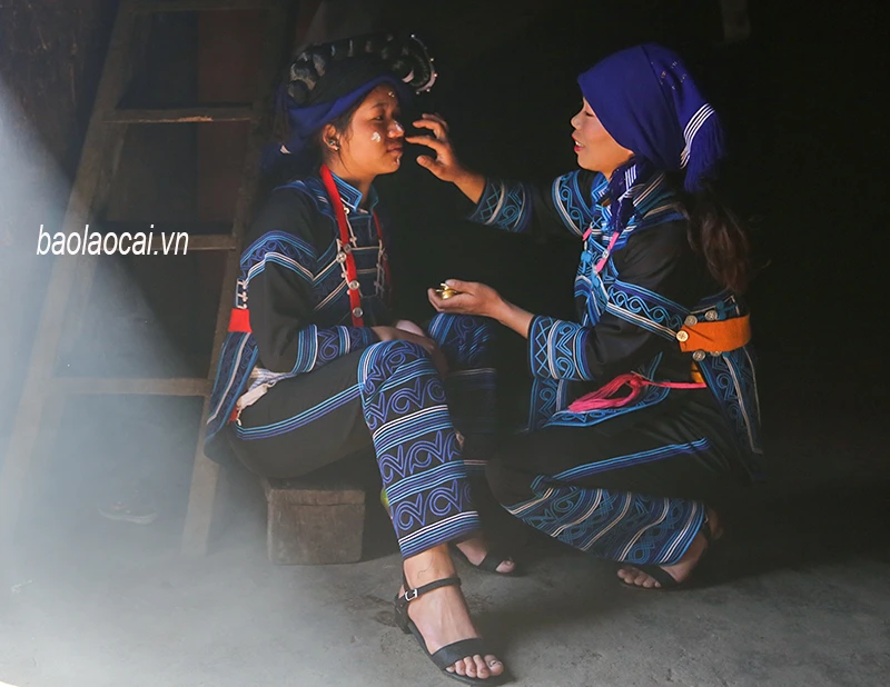 Hai ông mối từ nhà gái về thông báo lại cho nhà trai, lúc này bên nhà trai sẽ chính thức thông báo mời mọi người ăn cỗ cưới. Cô dâu trang điểm để chờ nhà trai sang rước dâu. Đoàn đón dâu của nhà trai sẽ có chú rể, phù rể và em hoặc chị gái của chú rể đi cùng đến đón dâu. Phù rể sẽ vào trong nhà thông báo đã đến giờ và chú rể đang chờ ở ngoài cửa, mời cô dâu ra cửa để đoàn nhà trai đón đi. Đoàn đón dâu đi thẳng về nhà trai, trên đường đi không nghỉ và không quay lại nhà gái. Khi về đến nhà trai, mẹ của chú rể ra cửa, cầm một gáo nước sạch để rửa tay cho chú rể, cô dâu và các thành viên khác trước khi vào trong nhà làm lễ. Cô dâu được nghỉ ngơi trong căn buồng của nhà trai khi mới rước về. Cô dâu và chú rể quỳ lạy một lần trước bàn thờ tổ tiên để cầu mong tổ tiên chứng nhận và bảo vệ. Vào tới trong nhà, mẹ chàng trai sẽ đeo lên vai cô dâu một chiếc gùi trong đó có hai gói xôi. Cô dâu đeo lên và chú rể đứng sau; khi cô dâu hạ gùi xuống thì chú rể phải đón được chiếc gùi, điều này thể hiện sự hòa hợp giữa chàng trai và cô gái, thể hiện họ sẽ luôn bên nhau hạnh phúc trăm năm. Khi các nghi thức được thực hiện xong, mâm cơm cúng được sắp trước bàn thờ tổ tiên để thầy cúng làm lễ. Cuối ngày là nhà trai tổ chức bữa cơm thân mật mời họ hàng, làng xóm tới dự cùng vui. Sau lễ cưới, cô dâu chú rể cùng nhau ra vườn chăm sóc cây cối để lấy may.