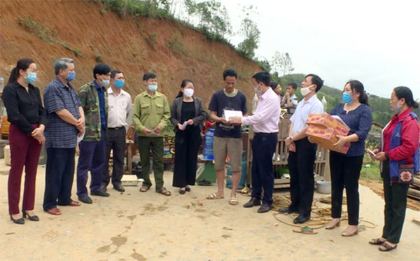 Lãnh đạo huyện, xã và các đoàn thể trao quà hỗ trợ người dân vượt qua khó khăn do thiên tai.