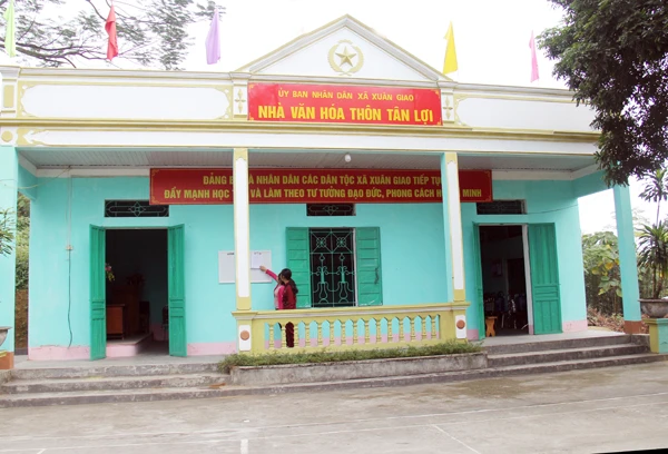 Nhà văn hóa thôn Tân Lợi, xã Xuân Giao được xây dựng khang trang.