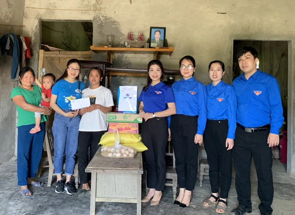 Trao quà cho gia đình đội viên gặp khó khăn vì Covid-19.