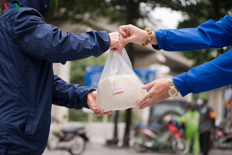 Những túi gạo đầy tình thương được trao đến tay những người nghèo, người gặp khó khăn trong đợt dịch Covid-19 tại Hà Nội.