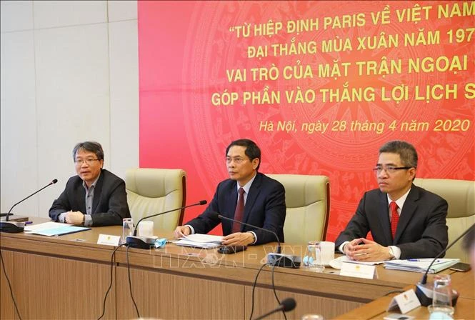 Ủy viên Trung ương Đảng, Thứ trưởng Thường trực Bộ Ngoại giao Bùi Thanh Sơn (giữa) chủ trì toạ đàm “Từ Hiệp định Paris về Việt Nam đến Đại thắng mùa Xuân năm 1975: Vai trò của mặt trận ngoại giao góp phần vào thắng lợi lịch sử 30/4”.
