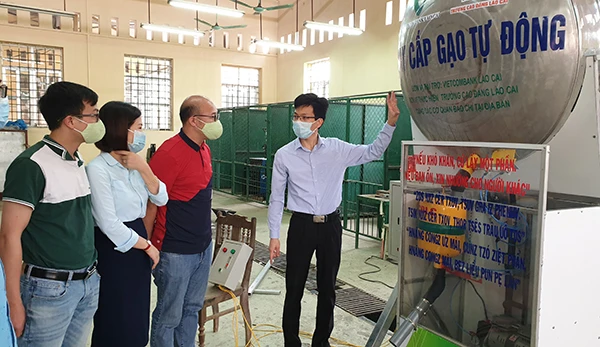 Đại diện nhà tài trợ và lãnh đạo Trường Cao đẳng Lào Cai nghiệm thu máy phát gạo tự động.