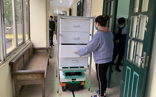 Chế tạo thành công rô-bốt vận chuyển tại các khu cách ly y tế ảnh 1