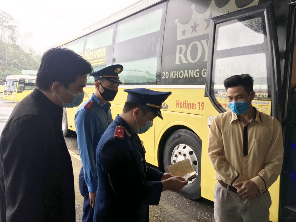 Lực lượng chức năng kiểm tra việc chấp hành các quy định phòng, chống dịch.