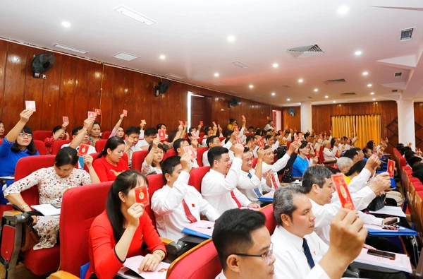 Các đại biểu biểu quyết thông qua Nghị quyết Đại hội.